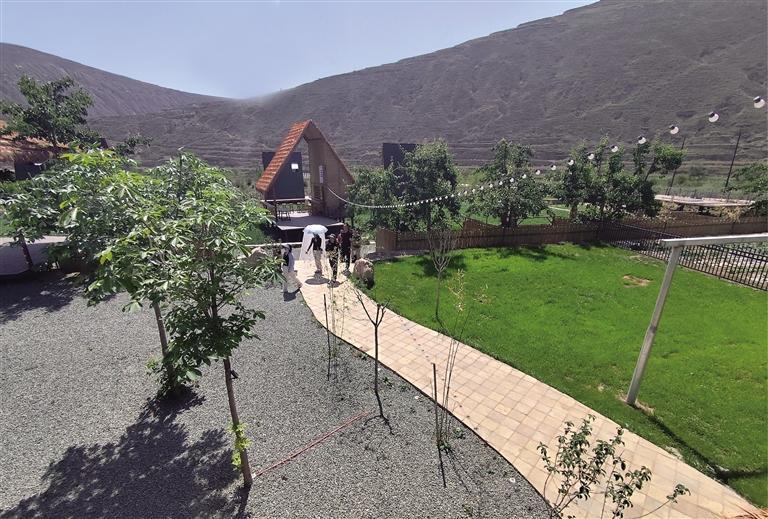 游客入住风景秀美的拙舍草庐