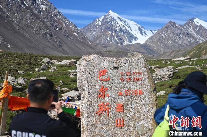 6月17日，位于甘肃省张掖市肃南裕固族自治县巴尔斯雪山景区内，游人拍摄留念。中新社记者　李亚龙　摄