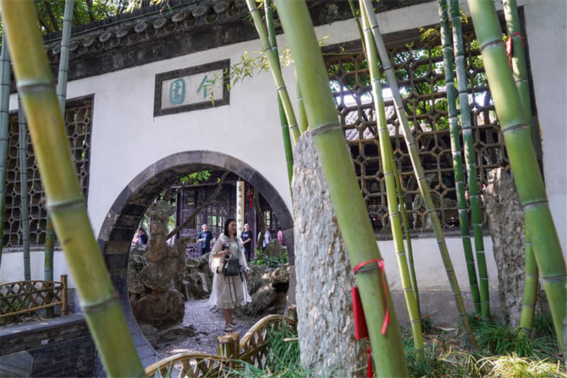 游客在扬州个园景区内参观游玩（2023年6月14日摄）。 新华社记者李博摄