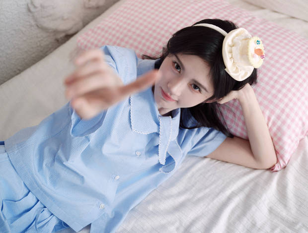 搜狐娱乐讯 近日，鞠婧祎拍摄的一组生日风写真释出，她化身蛋糕少女可爱又甜美，身穿浅蓝色格子套装，十分清新靓丽。