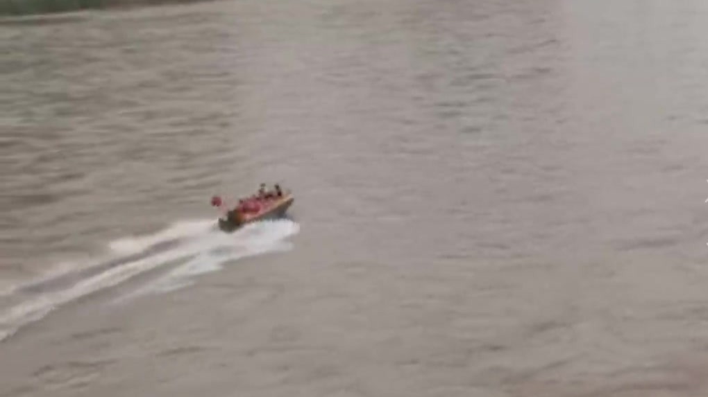 男子不慎落入黄河　搜救员秒救回