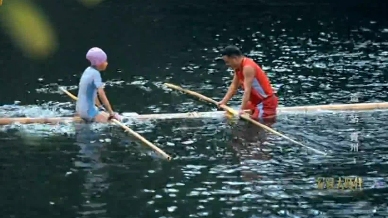 杨云祺跟着教练学习独竹漂，看着她一次次摔入水中，妈妈满眼心疼