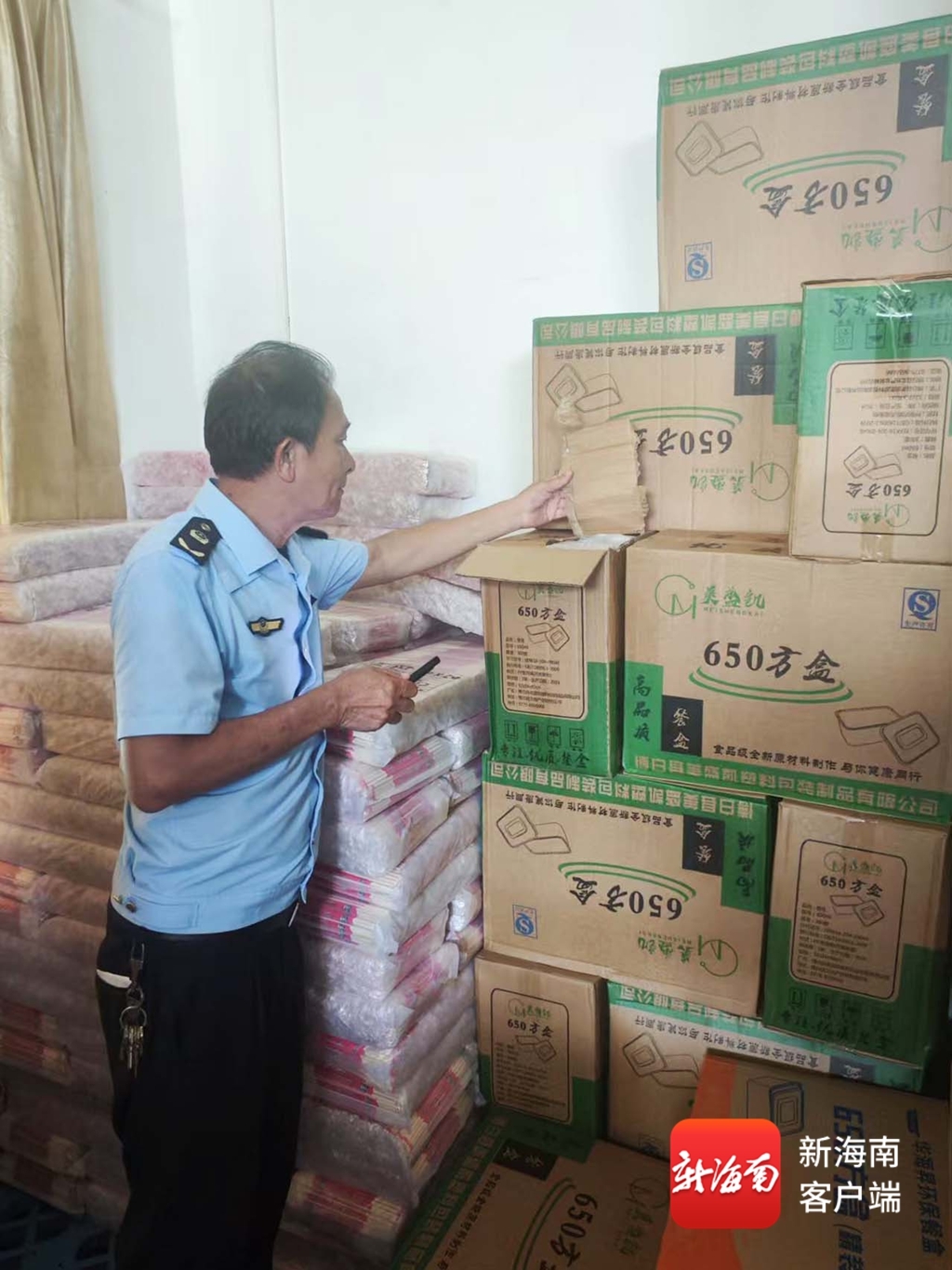 执法人员清点一次性不可降解塑料制品。摄影：蒙健