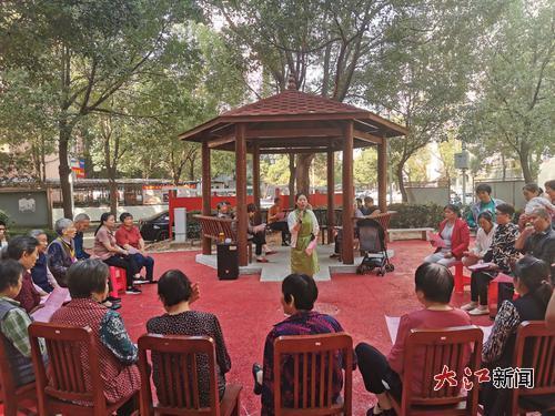 休闲凉亭成为居民活动交流的好去处