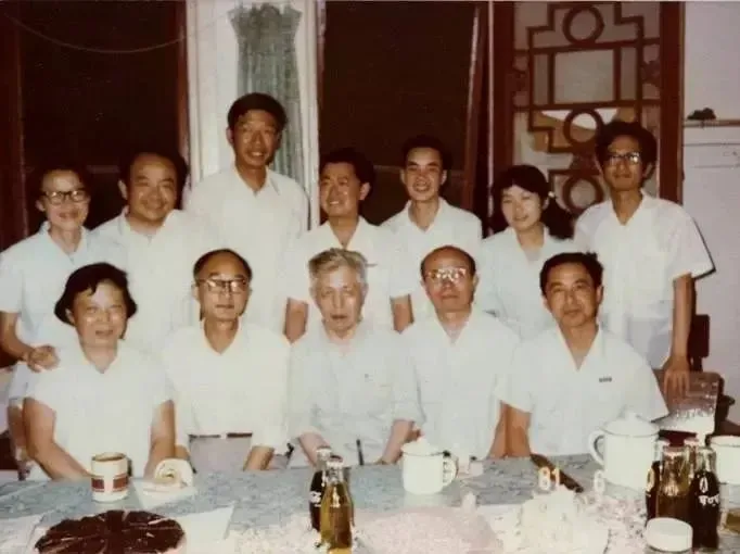 △钱理群等学生和老师王瑶在一起