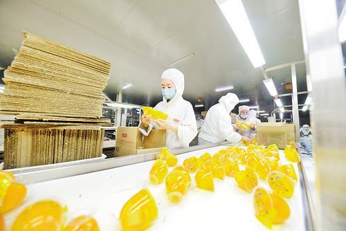 河北康贝尔食品有限公司工人正在检验产品质量。