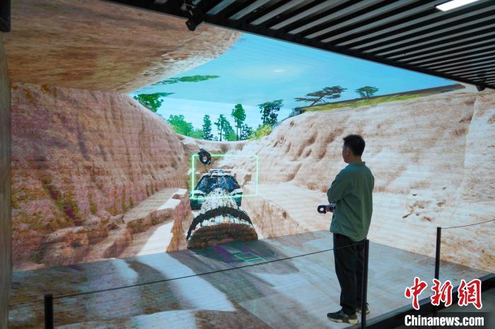图为市民在河南省文物考古研究院院史馆参观体验3D考古体验区。中新社记者 范晓恒 摄