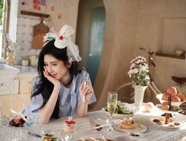 鞠婧祎化身蛋糕少女，十分甜美可爱。