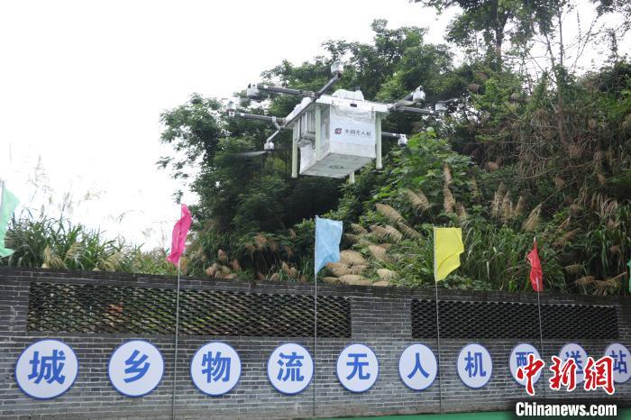无人机正在前往农场。 熊锦阳 摄