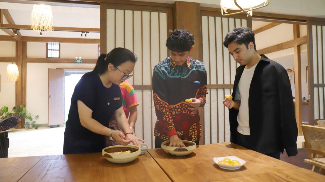 留学生学习制作特色美食南瓜团子