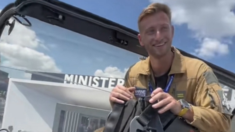 中国博主巴黎航展提问法国“阵风”战机飞行员：为啥会被击落？