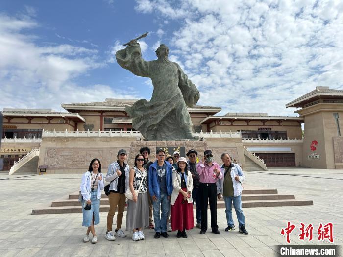 6月18日,甘肃酒泉市瓜州县,两岸嘉宾探访草圣故里文化产业园。闫姣 摄