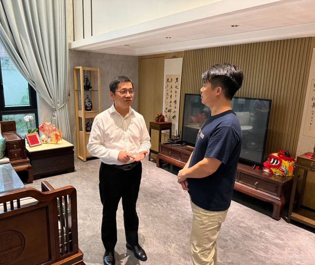 调研村居人居环境整治,听取村民关于建设绿美村居的意见,要求加快建设绿美村居,朝着实现共同富裕的目标迈进。