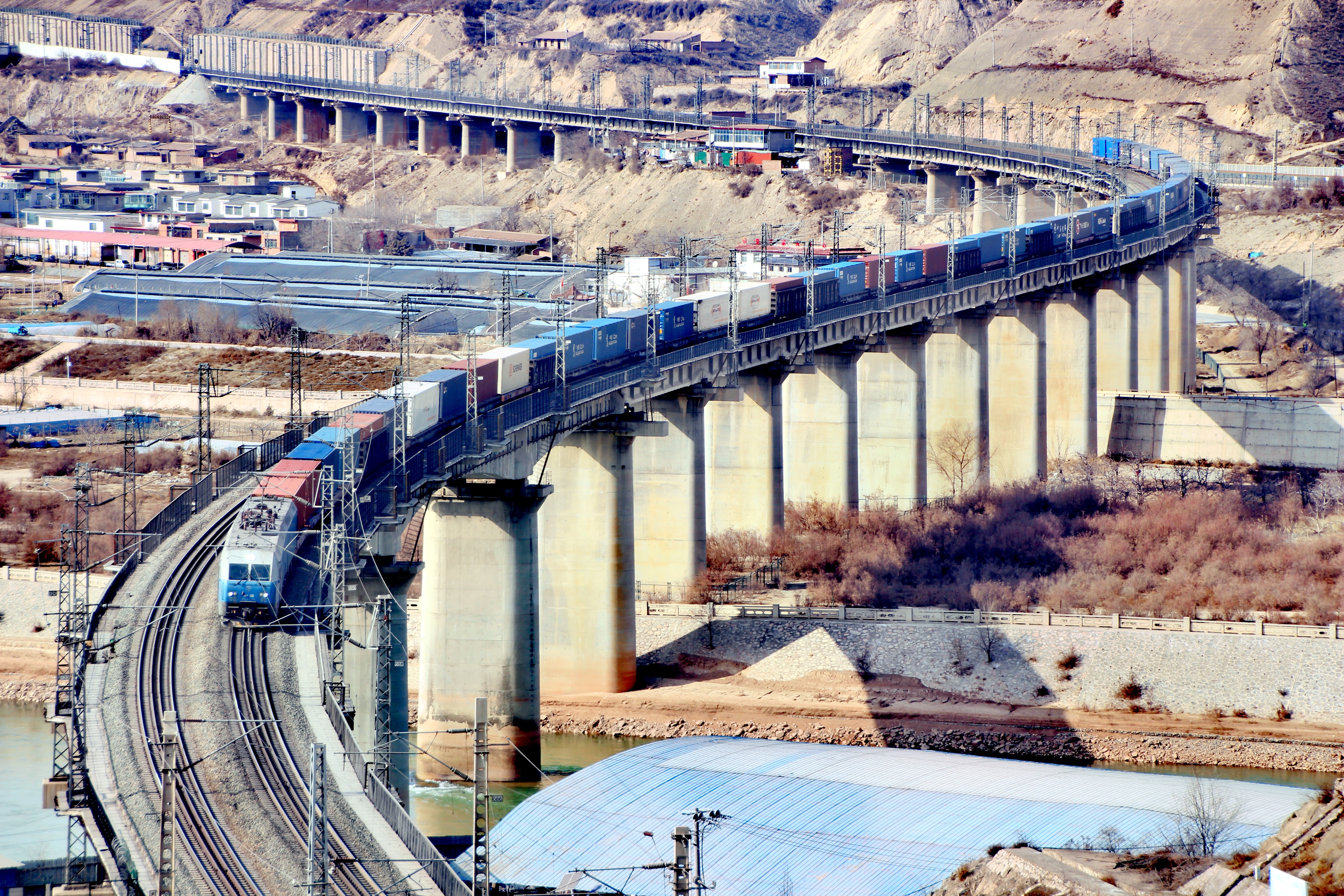 货物列车正在行驶中