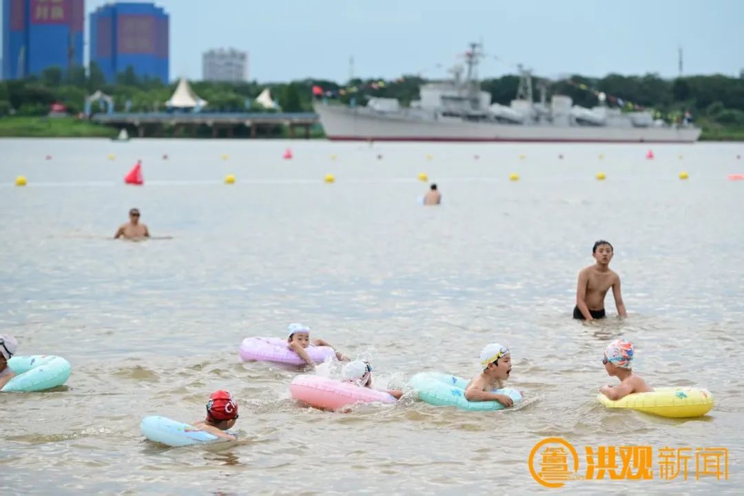 赣江“两滩七湾”天然泳场正式开放 南昌市民：像在海边度假