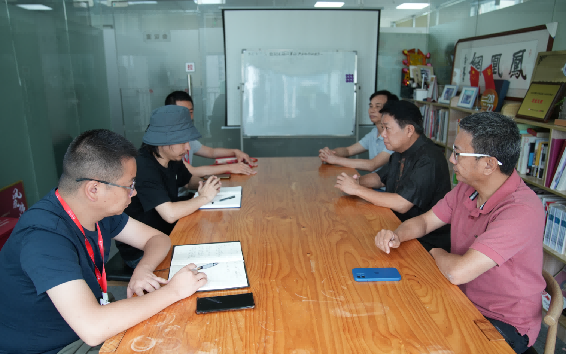 凤凰网广东佛山频道团队与高原讨论工作开展事宜。