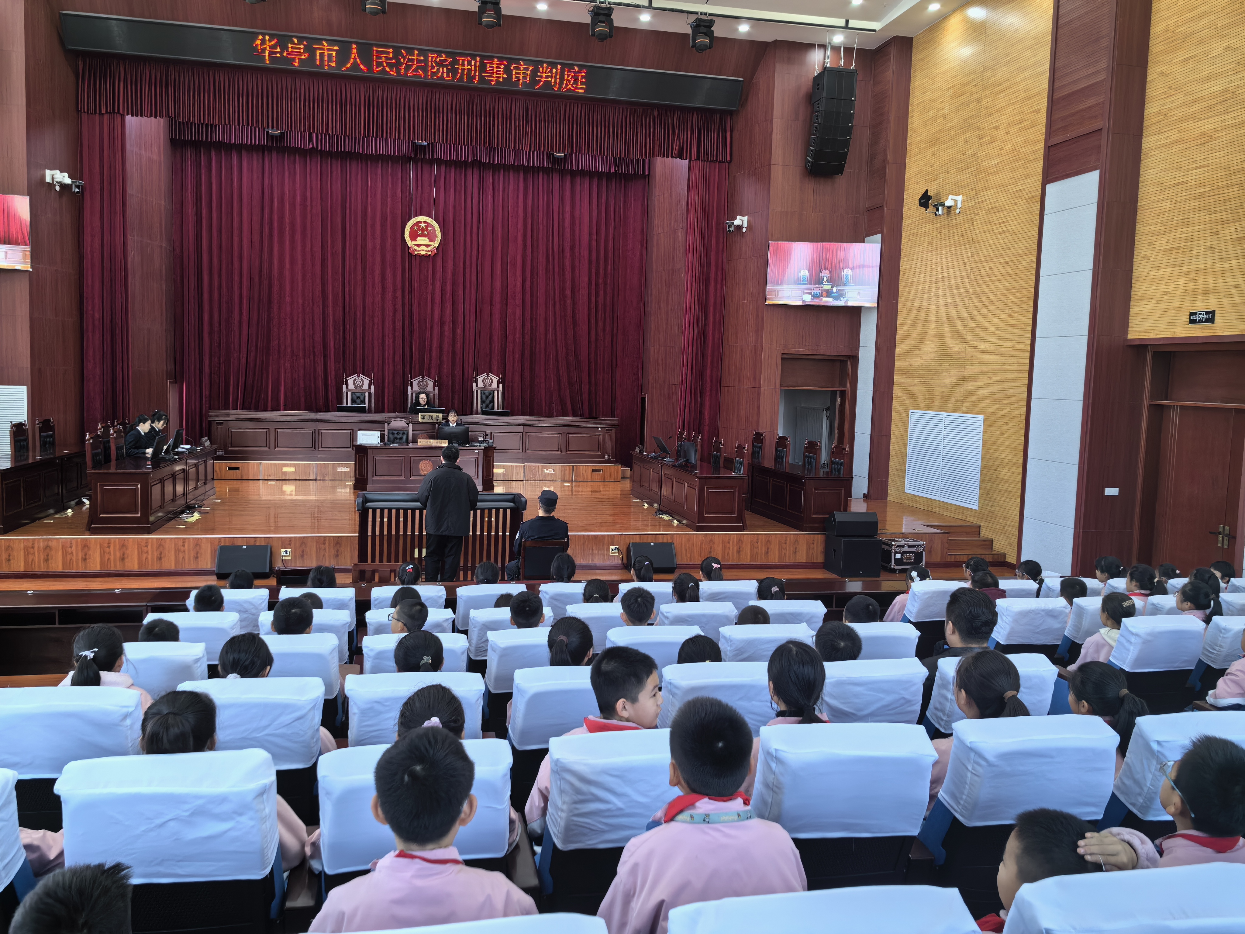 华亭学子旁听危险驾驶案庭审　法治教育零距离