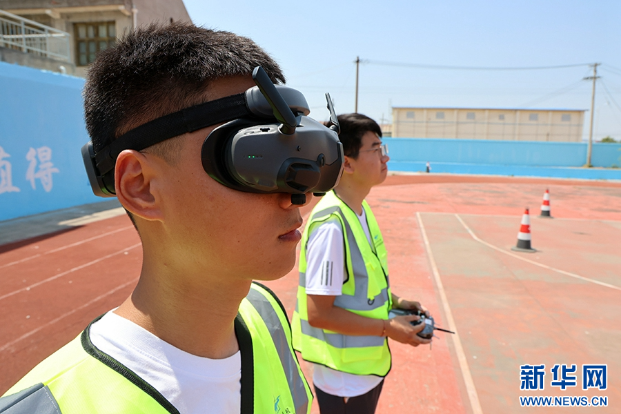 6月16日，在洛阳市孟津区飞手无人机服务中心，学员正在进行无人机飞行训练。