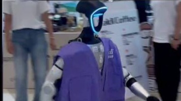 这机器人走路挺利索啊，网友：像老奶奶要去抢鸡蛋