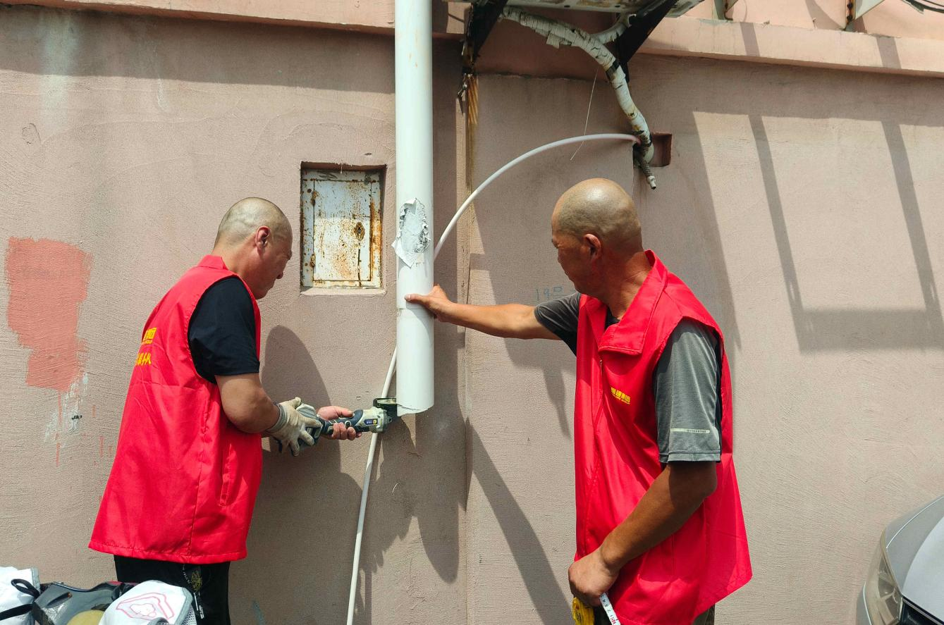 青岛即墨：“红扳手”帮我们修好了落水管