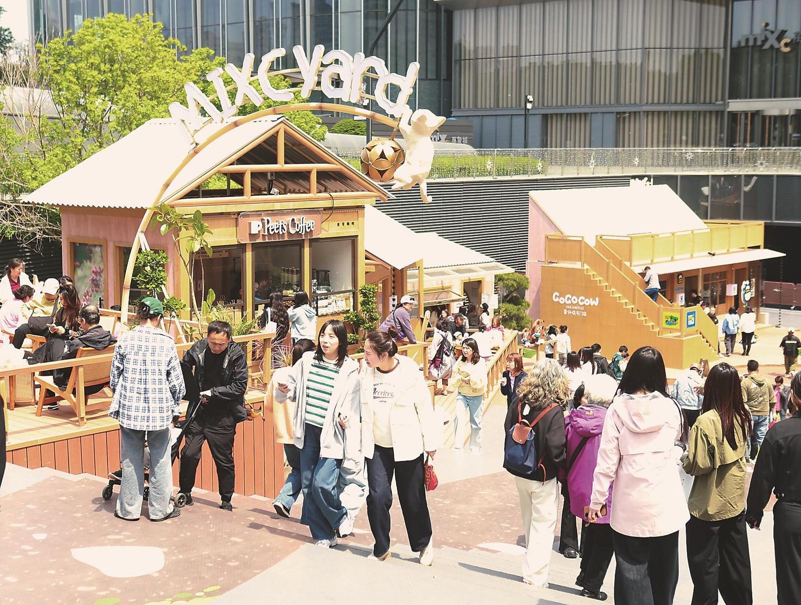 长春万象城MIXCYARD2.0城市慢闪街区（庭院季）开街即引得市民游客纷至沓来。