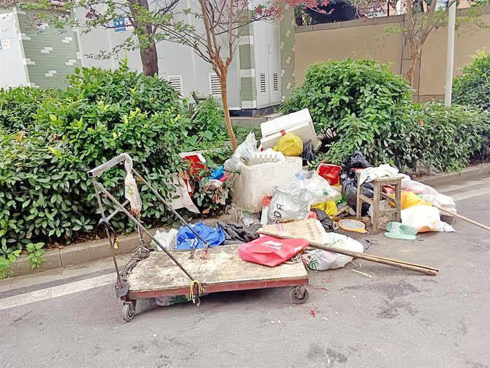 堆放在花坛边的垃圾