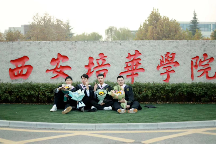 黄煜聪和舍友在学校东门的合影