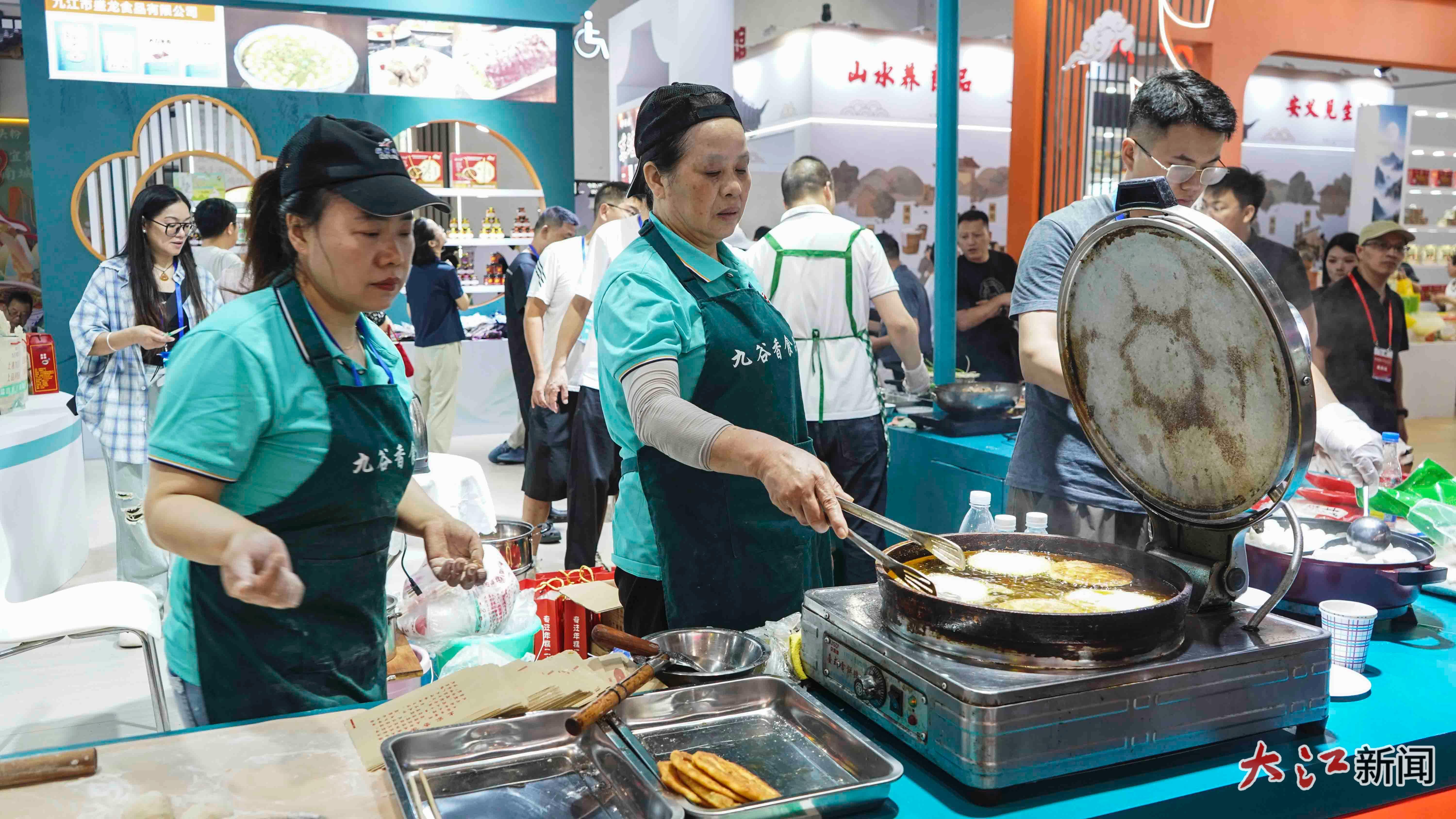参展商制作萝卜饼