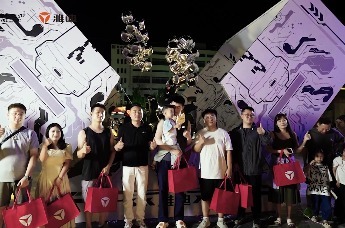 “白鲨”出没，盲盒为证！雅迪冠能S白鲨郑州潮玩首发！