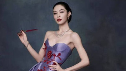 钟楚曦展示“紫色美学”：抹胸裙勾勒曲线，乌发红唇诠释高定级雍容封面图