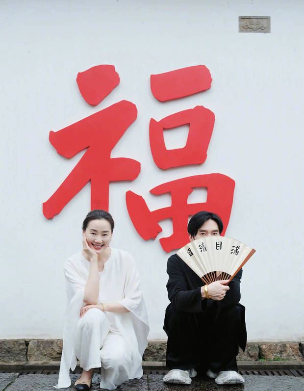 林依轮与妻子拍摄30周年珍珠婚合照。