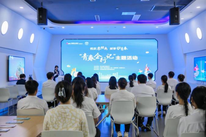 图：光大银行无锡分行在无锡超算中心为太湖学院学生讲解金融知识