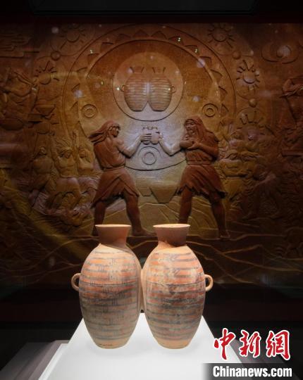 圖為彩陶雙連壺。張楠 攝