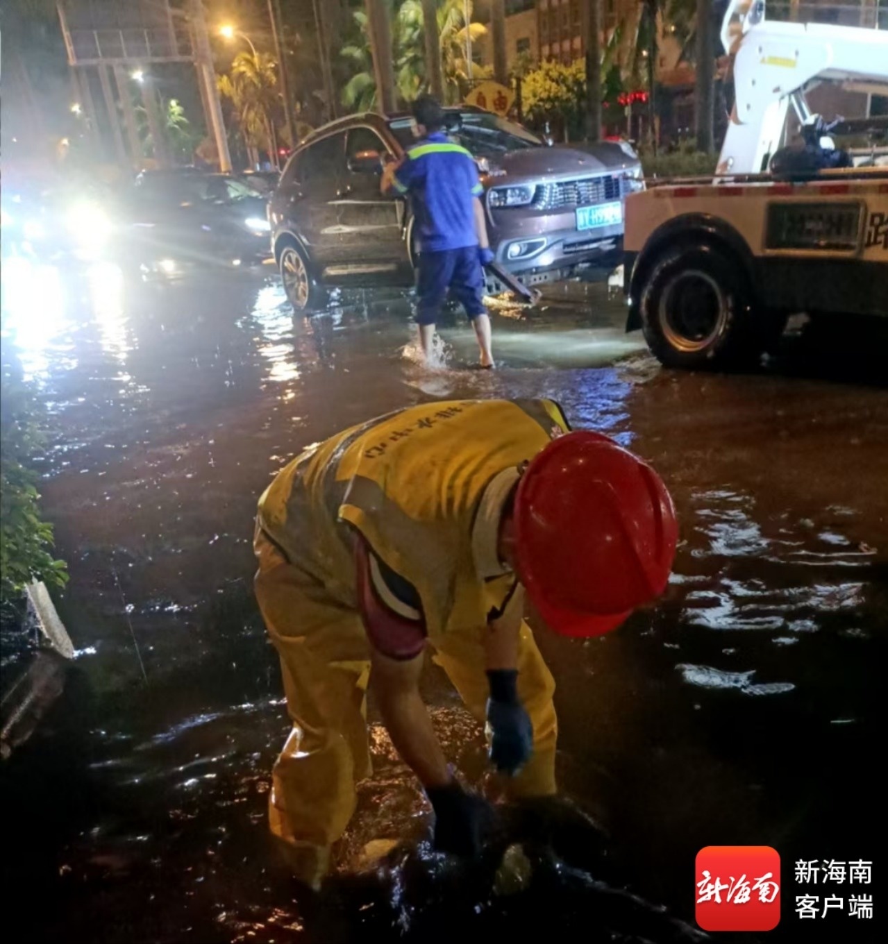 排水人员在路上做好排水工作。