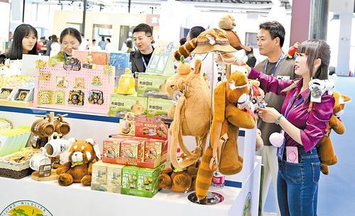 6月16日，观众在2025年廊坊经洽会内外贸一体化进出口商品展区选购商品。本报记者 赵永辉摄