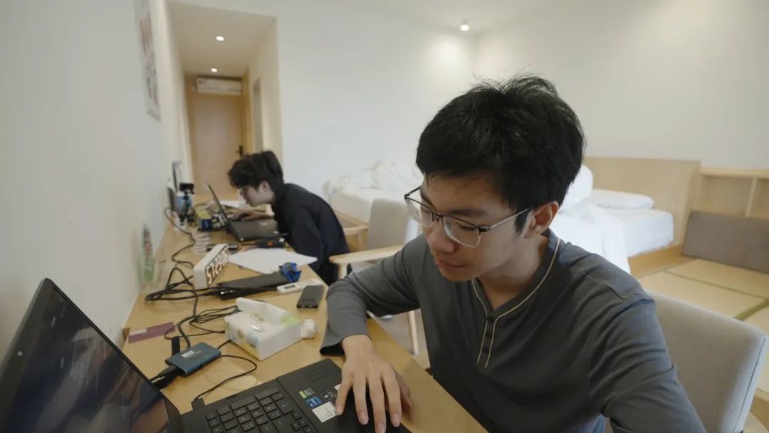 两个浙大学生决定只用AI生存72小时