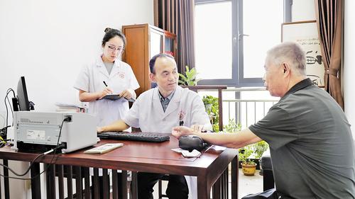 6月11日，王雪红（中）在为患者把脉。 本组图片由郭恩桥摄