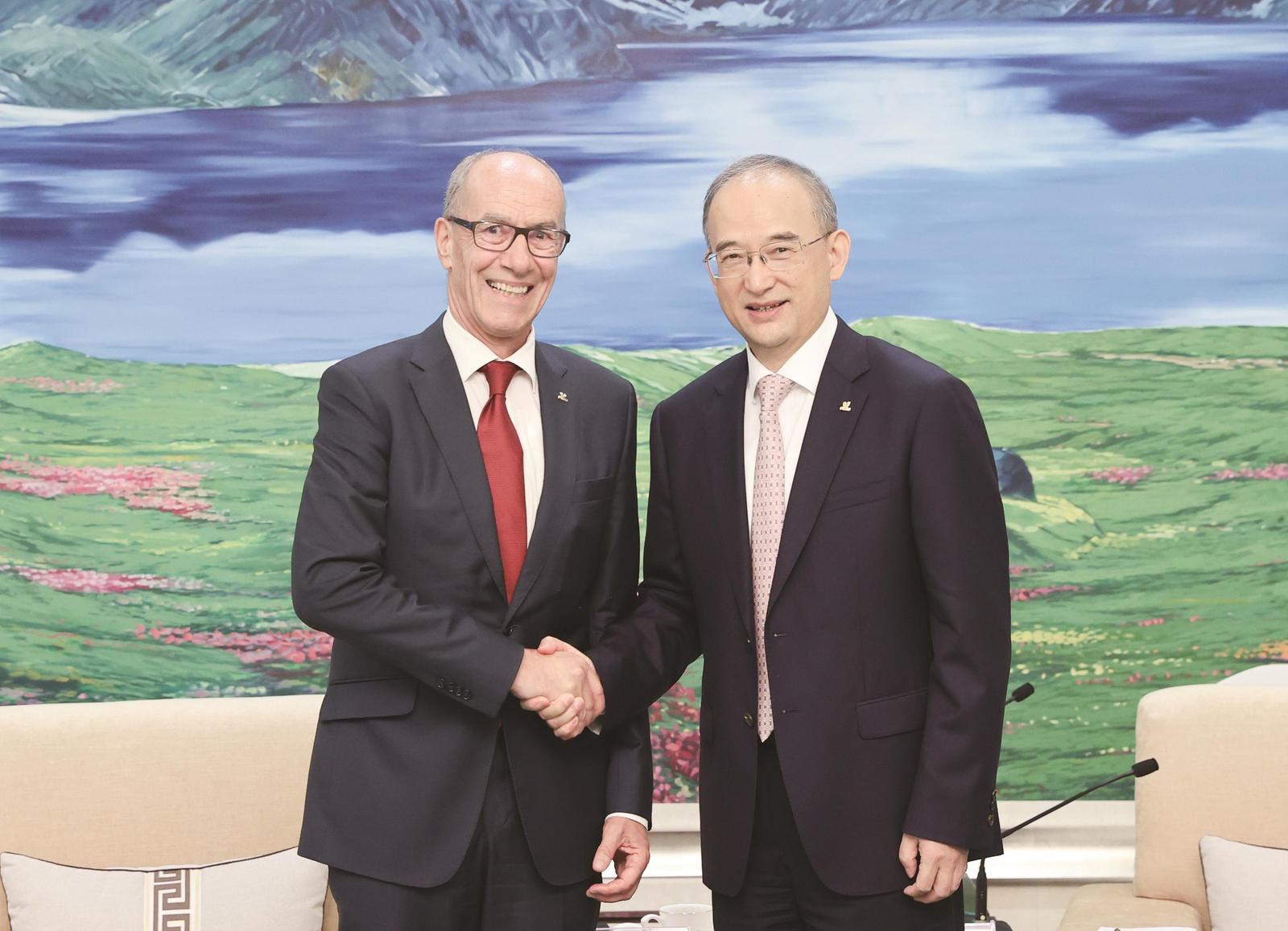6月18日，省委书记黄强在长春会见国际大学生体育联合会主席雷诺·艾德一行。 本报记者 丁研 摄