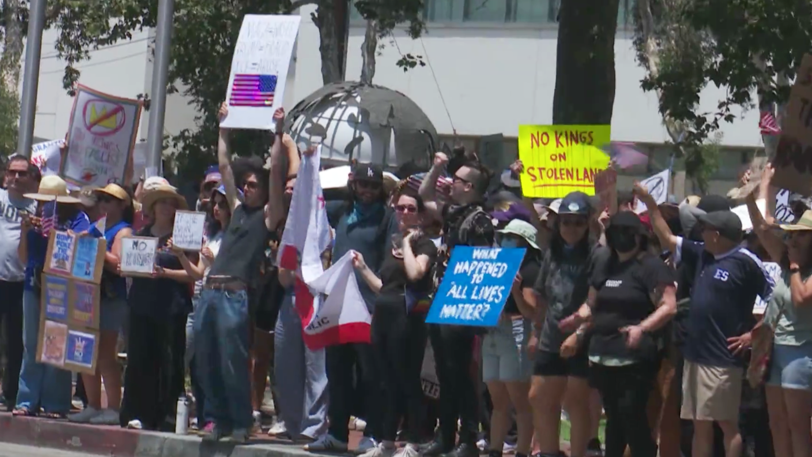 美国南加州多地举行反特朗普抗议示威