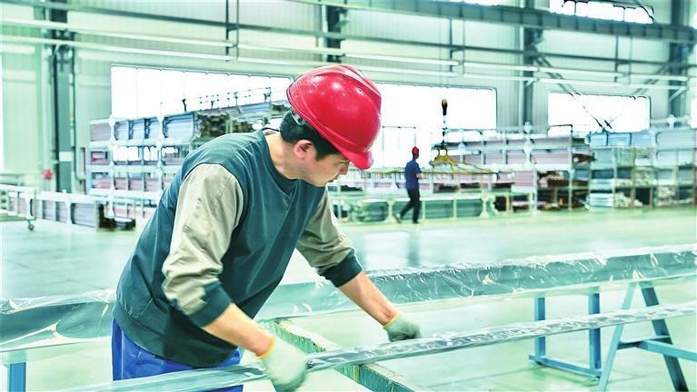 工人正在进行铝型材下排工艺操作
