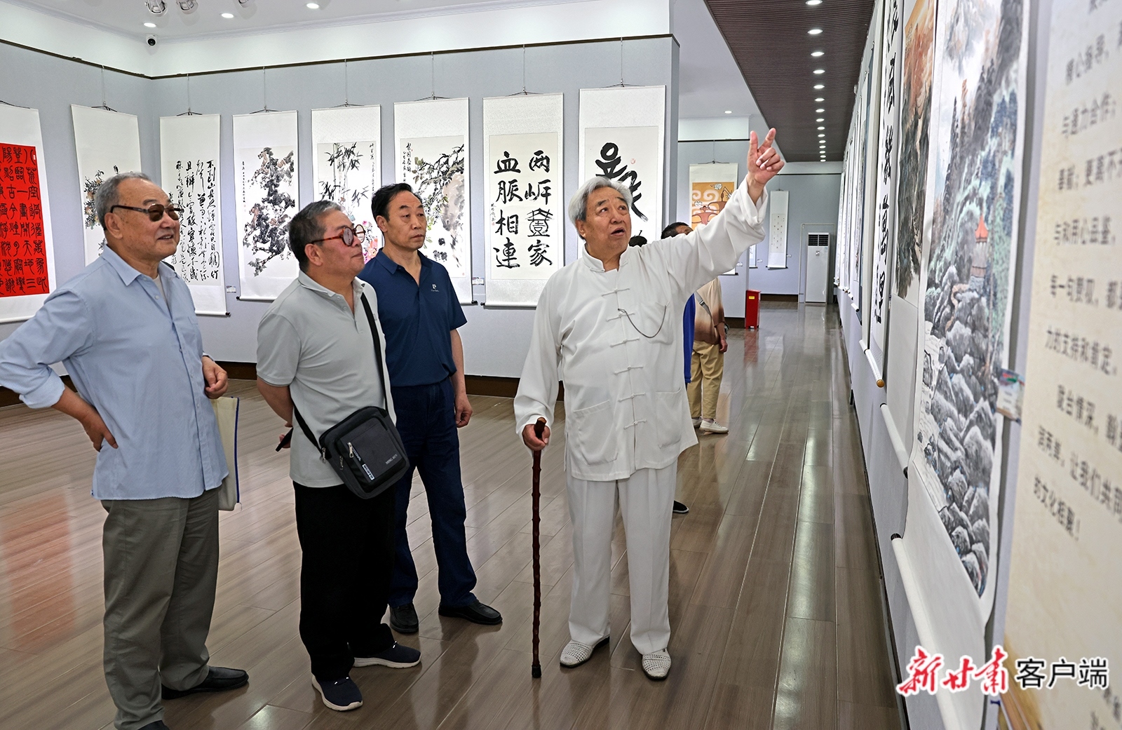 观众欣赏书画作品　新甘肃&middot;甘肃日报记者　高樯　摄