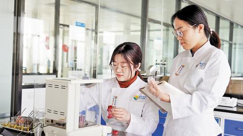 晨光生物应用研发人员正在做新产品开发实验。 曲周县委宣传部供图