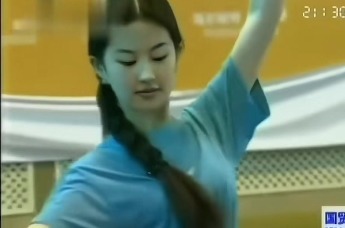刘亦菲妈妈出来那一刻 好像两个刘亦菲一家子也太美了吧！