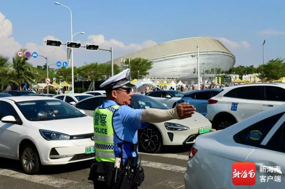 演唱会期间，海口交警在场外疏导交通。图源：海口市公安局交通警察支队