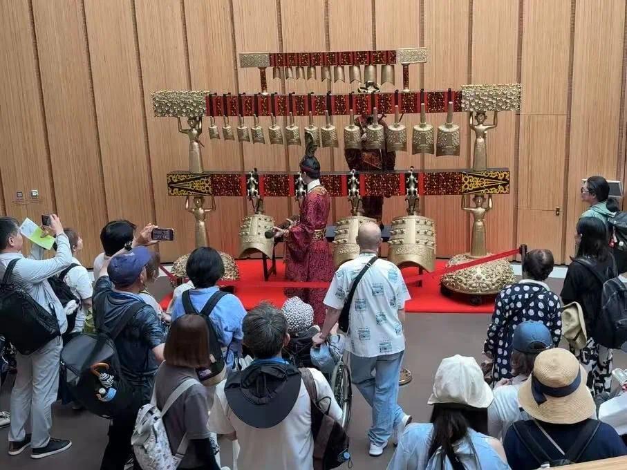 中国馆内，全球游客欣赏编钟表演.jpg