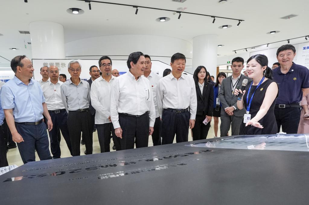 6月17日,马英九一行在宁德时代的企业展馆参访。新华社记者 陈晔华 摄