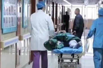 滁州64岁大爷胸口不适去检查,发现体内深藏52年的牙刷