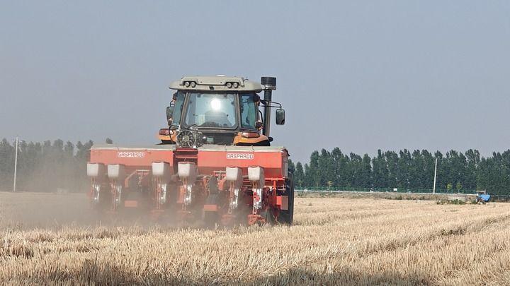 在汶上县苑庄镇,一台大马力拖拉机正进行玉米精播作业。新华社记者萧海川 摄