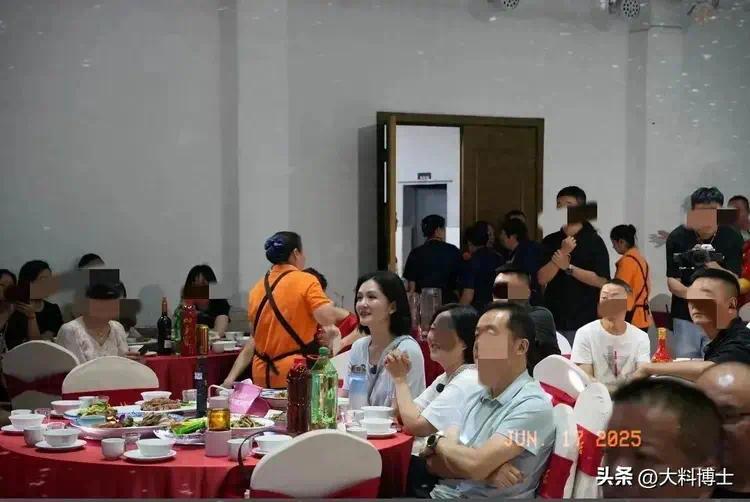四川偶遇谢娜！二舅八十大寿，生日宴场面超