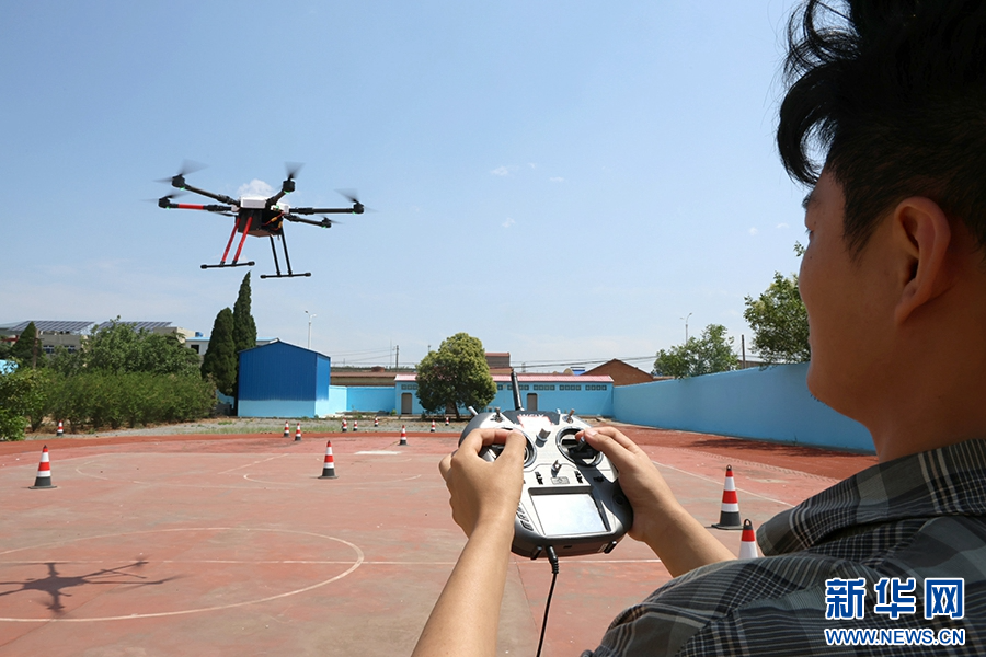 6月16日，在洛阳市孟津区飞手无人机服务中心，学员正在进行无人机飞行训练。